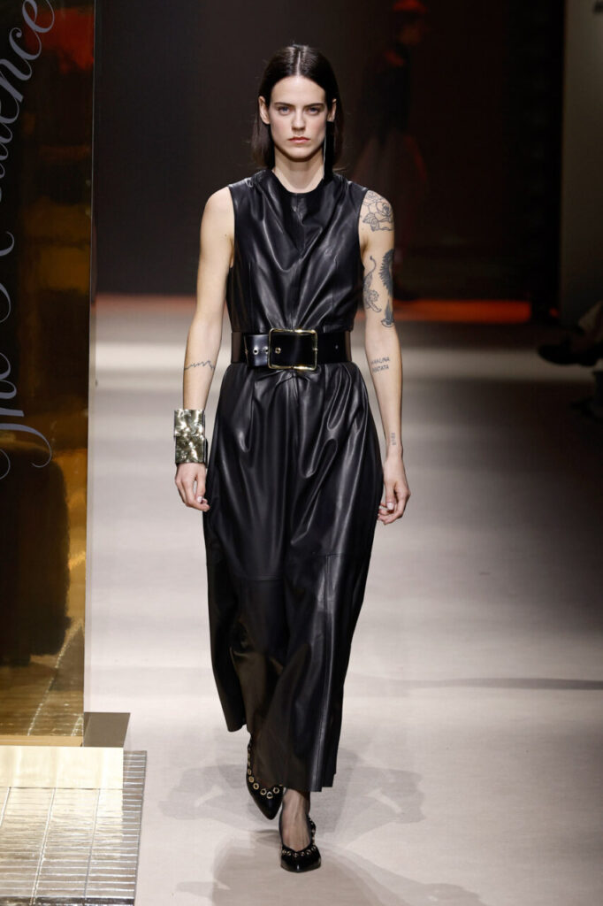 Modelo desfilando con vestido negro de la colección The Residence de Pablo Erroz