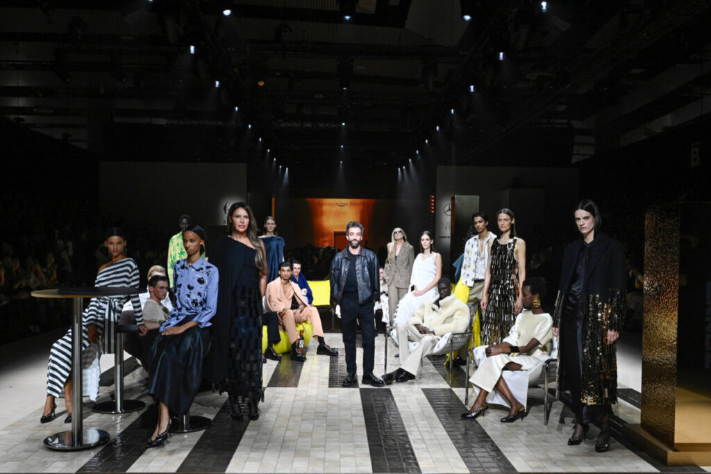 Desfile de moda de Pablo Erroz en MBFWM con modelos y diseños contemporáneos.