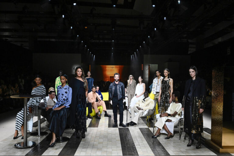 Desfile de moda de Pablo Erroz en MBFWM con modelos y diseños contemporáneos.