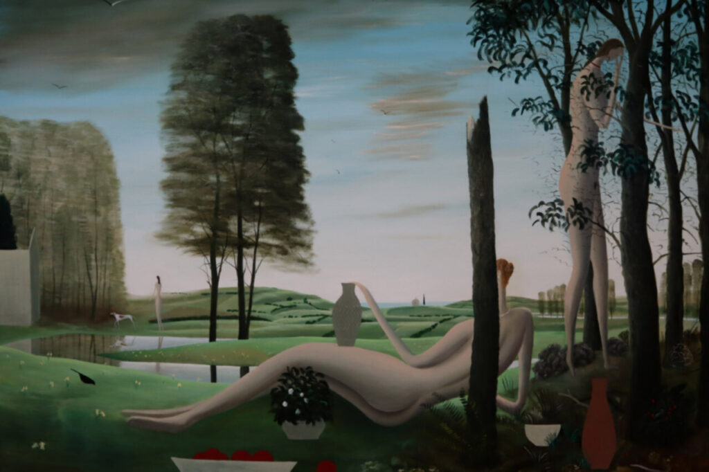 Pintura surrealista con figuras humanas en un paisaje natural