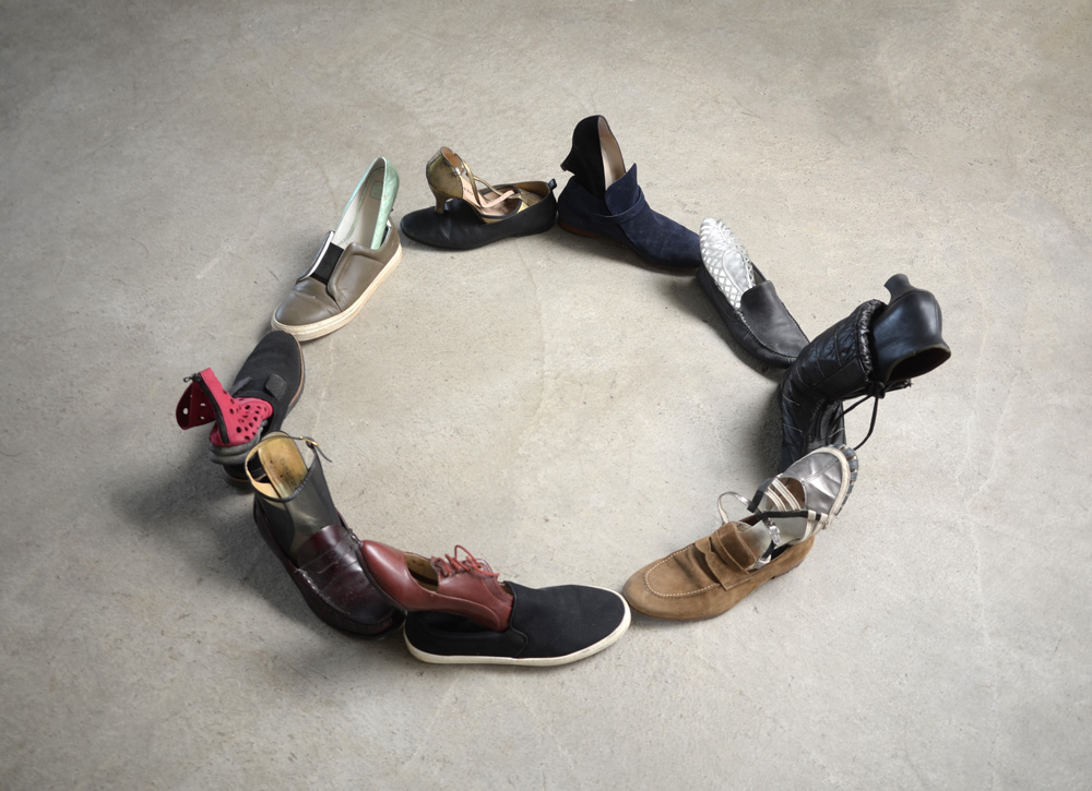 Boltanski Messager 5 Instalación artística con zapatos dispuestos en círculo sobre el suelo.
