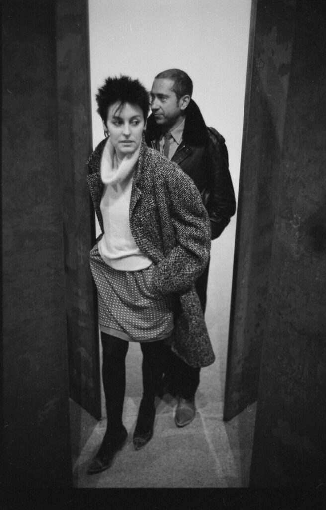 Boltanski Messager 2 Dos personas en una galería de arte durante la feria Can Art Fair Madrid.