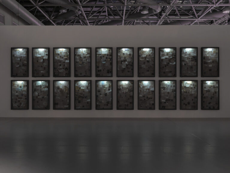 Instalación artística en la feria Can Art Fair Madrid con múltiples cuadros iluminados