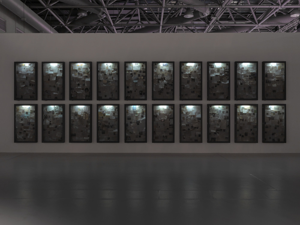 Instalación artística en la feria Can Art Fair Madrid con múltiples cuadros iluminados