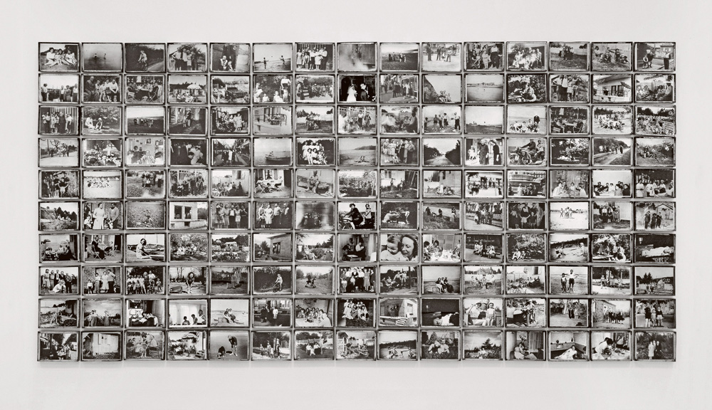 Boltanski Messager 3 Collage de fotografías en blanco y negro de una exposición de arte contemporáneo.