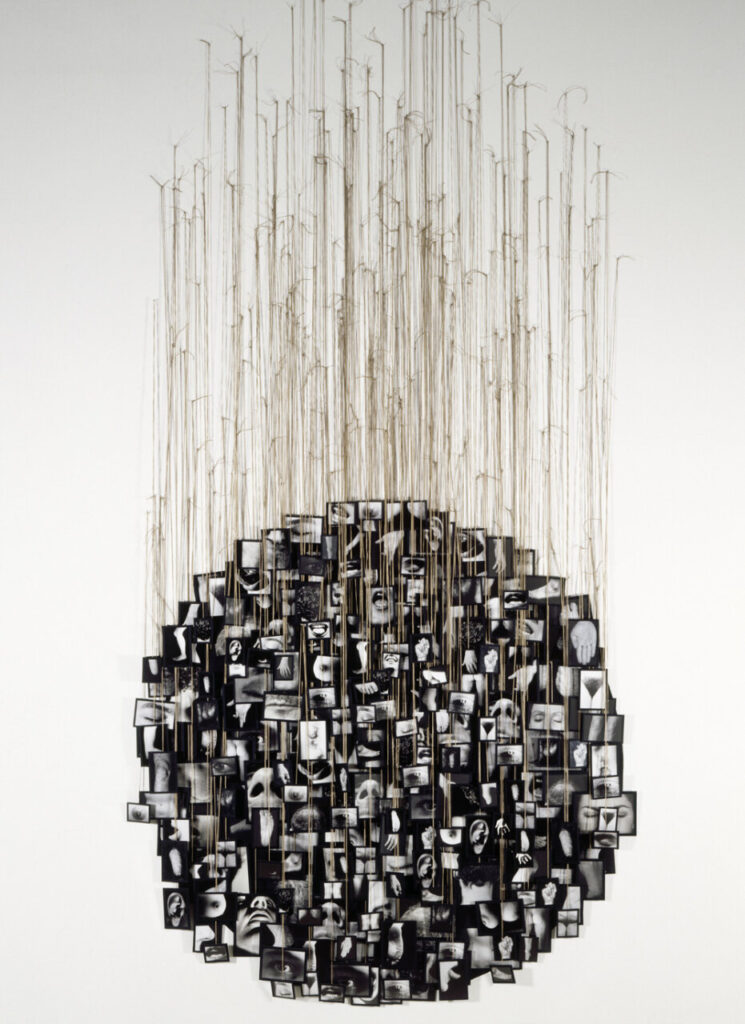 Boltanski Messager 1 Instalación artística con fotografías en blanco y negro colgantes