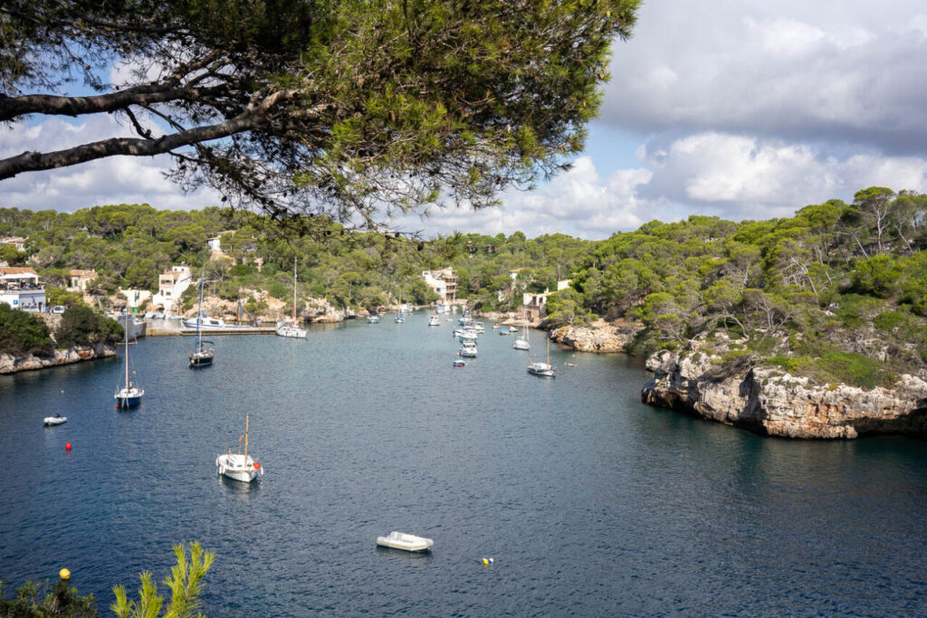 Antes de que lleguen los turistas: las cinco calas vírgenes de Mallorca que debes visitar ahora 3 Vista de Cala Figuera en Santanyí con barcos en el agua