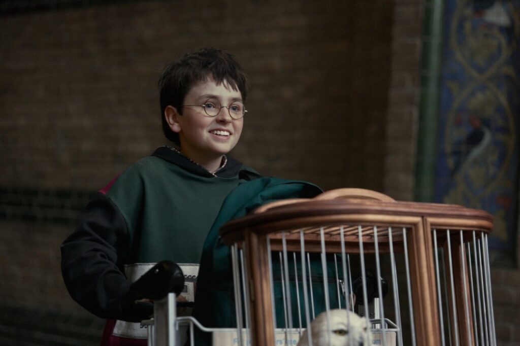 Escena del teaser de Harry Potter y la piedra filosofal con un niño sonriente