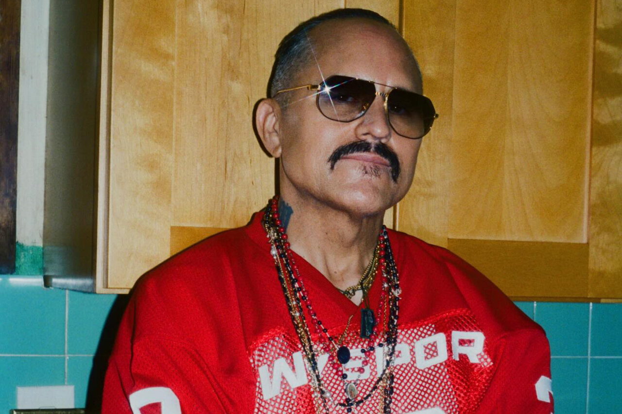 Willy Chavarría posando con gafas de sol y camiseta roja