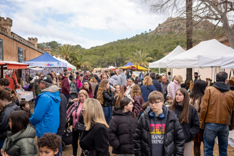 Multitud de personas en un mercado en Fira de Andratx, Mallorca.