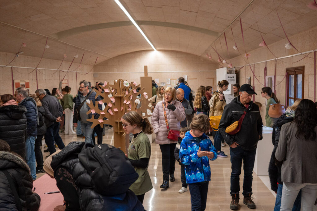 Multitud de personas en la Fira de Andratx, observando exposiciones.