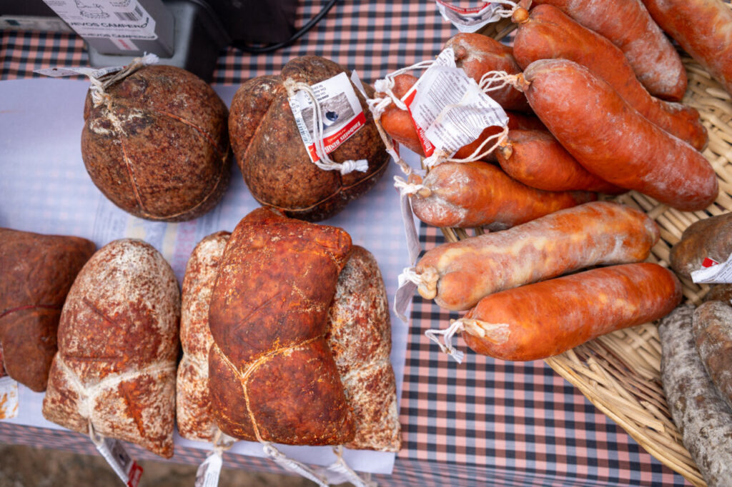 Variedad de embutidos y quesos en una feria local