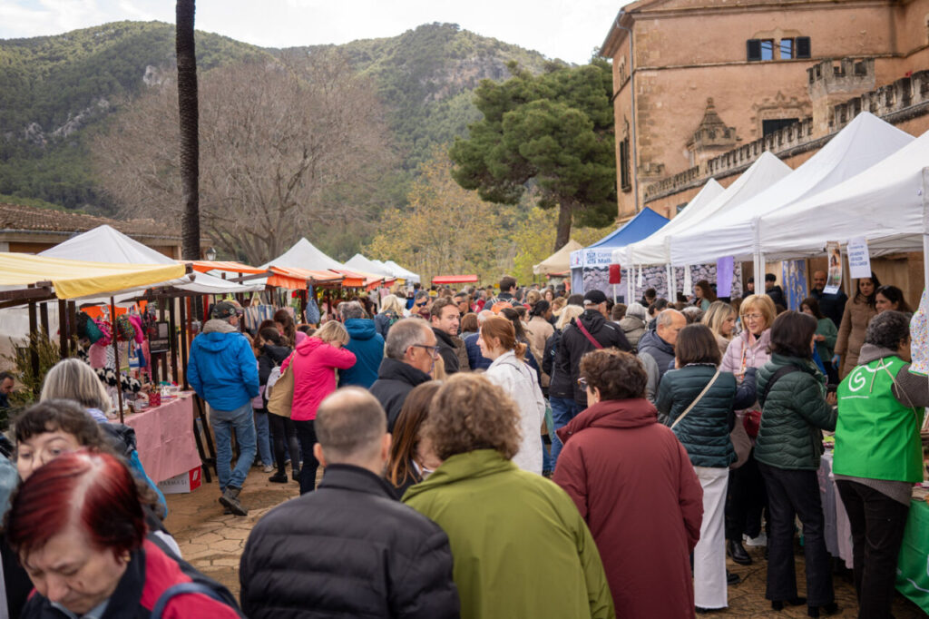 Multitud de personas en un mercado artesanal en Andratx