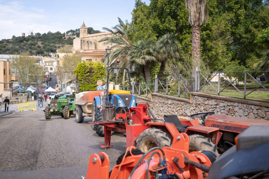 Vista de tractores estacionados en la calle durante la Fira de Andratx