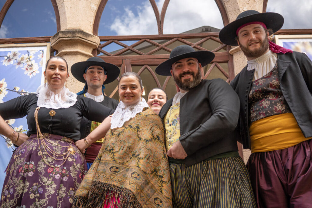 Grupo de personas con trajes tradicionales en Fira de Andratx