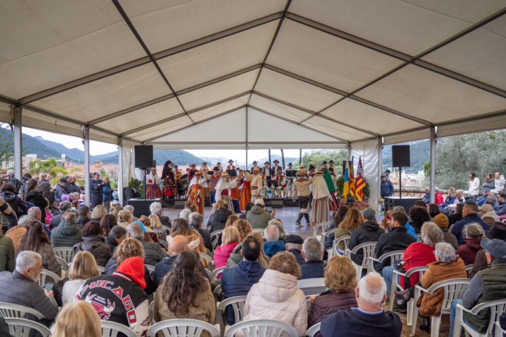 Actuación en la Fira de Andratx con público y artistas en el escenario