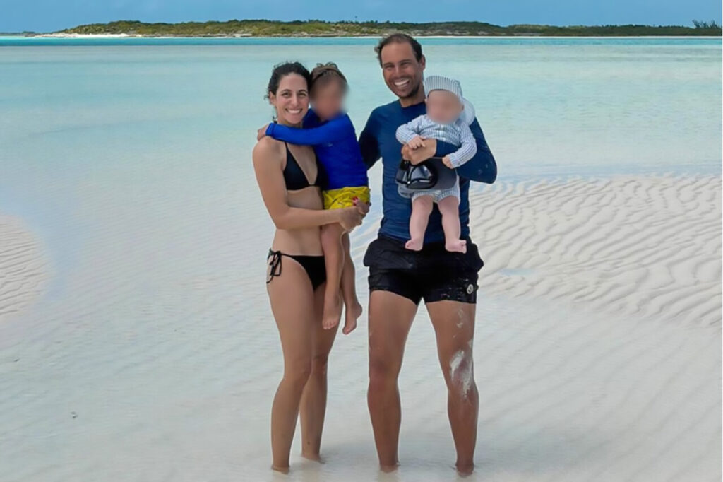 Familia disfrutando en la playa con dos niños pequeños