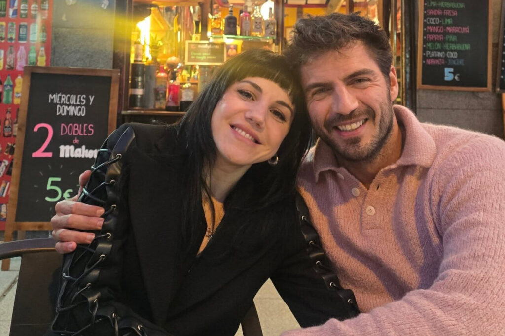 Maxi Iglesias sonriendo junto a una amiga en un bar