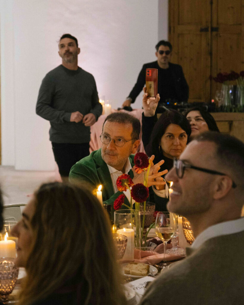 Cena en el evento MBFWM con invitados disfrutando y decoraciones elegantes