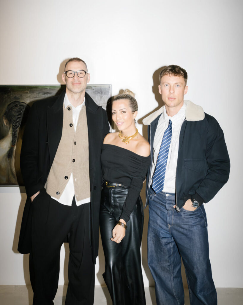 Tres personas posando en un evento de moda en Madrid.