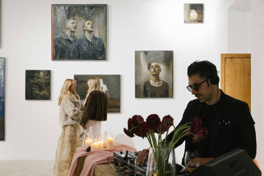 Evento de moda con DJ y arte en la pared