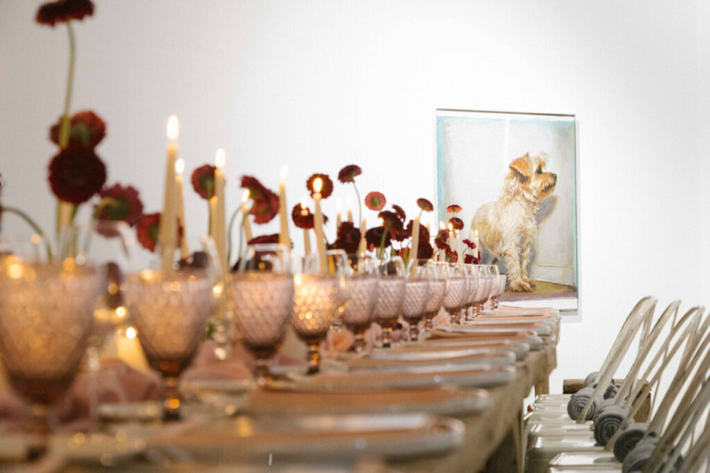 Mesa decorada con flores y velas en un evento elegante