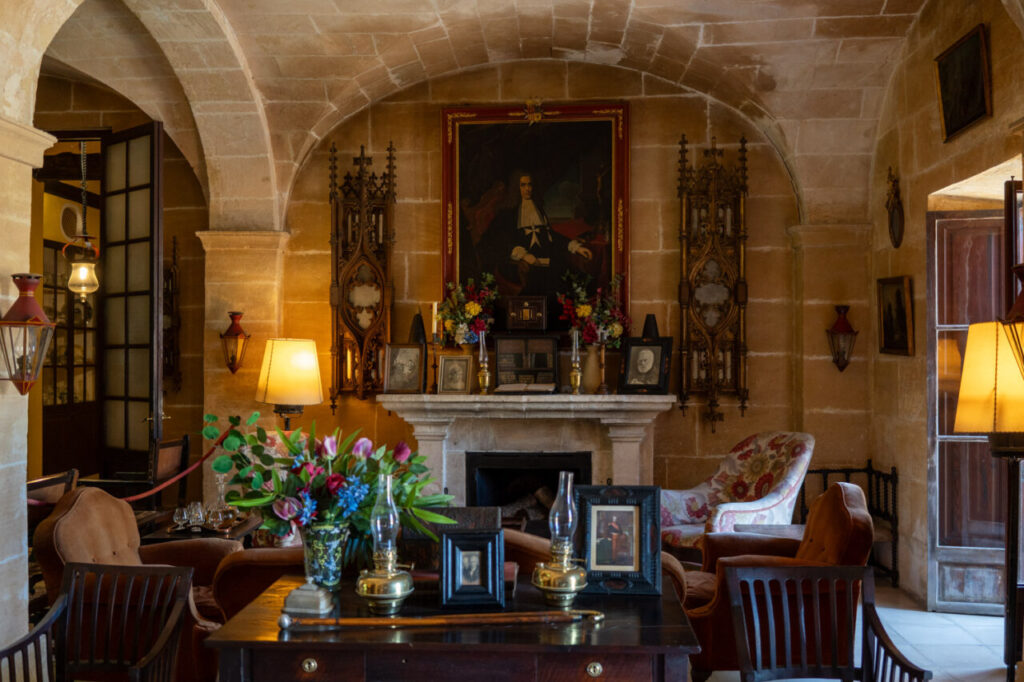 Las possessions de Mallorca: las fincas históricas que no deberías perderte este año 1 Interior de una possessió mallorquina con decoración histórica y flores