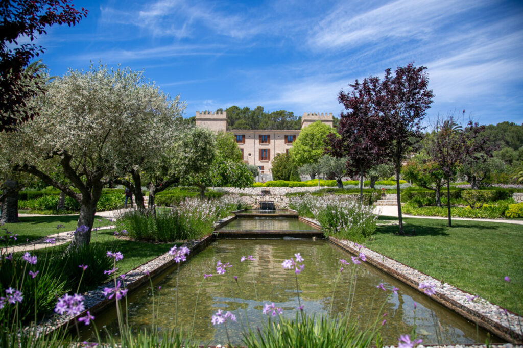 Las possessions de Mallorca: las fincas históricas que no deberías perderte este año 7 Vista del jardín de la finca Son Claret en Mallorca con flores y árboles