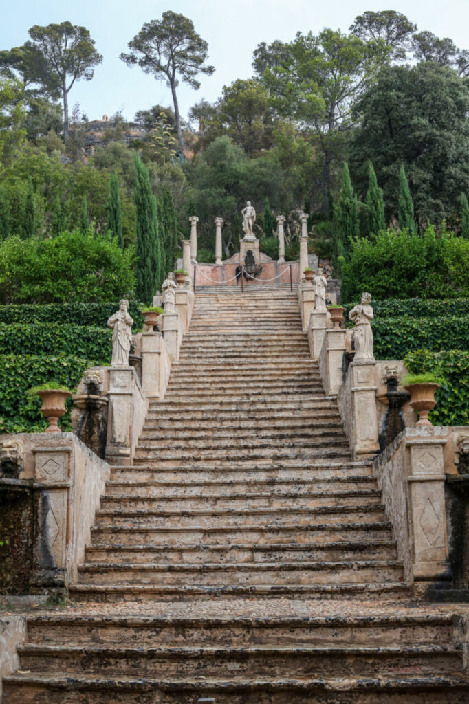Las possessions de Mallorca: las fincas históricas que no deberías perderte este año 3 Escalera de piedra con estatuas en los jardines de Alfàbia en Mallorca