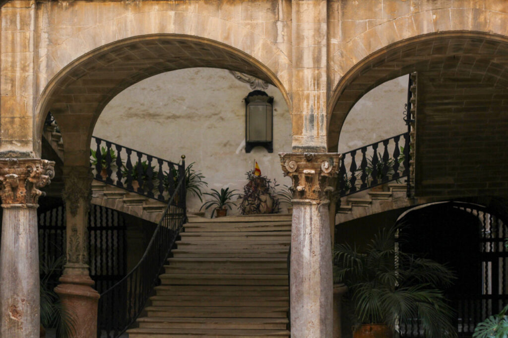 Las possessions de Mallorca: las fincas históricas que no deberías perderte este año 2 Escalera y arcos en la finca Raixa en Mallorca