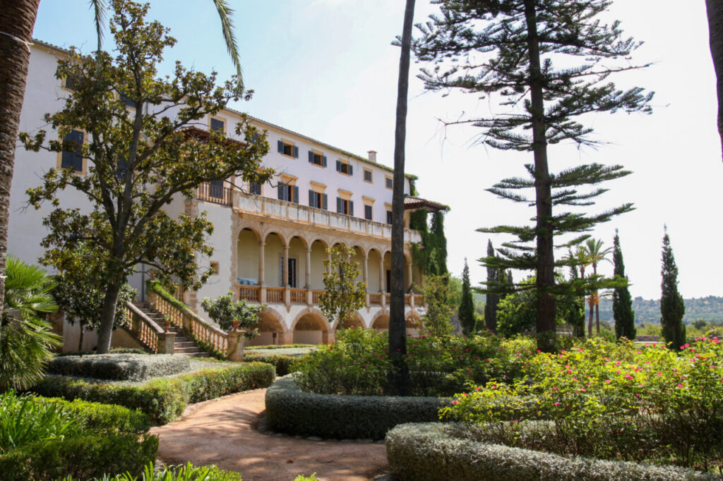 Vista de la finca Raixa con jardines y arquitectura histórica en Mallorca