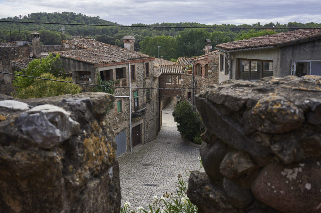 Peratallada: el pueblo medieval que detiene el tiempo en el Baix Empordà 10 Vista de un pueblo en el Pirineo Catalán con casas de piedra