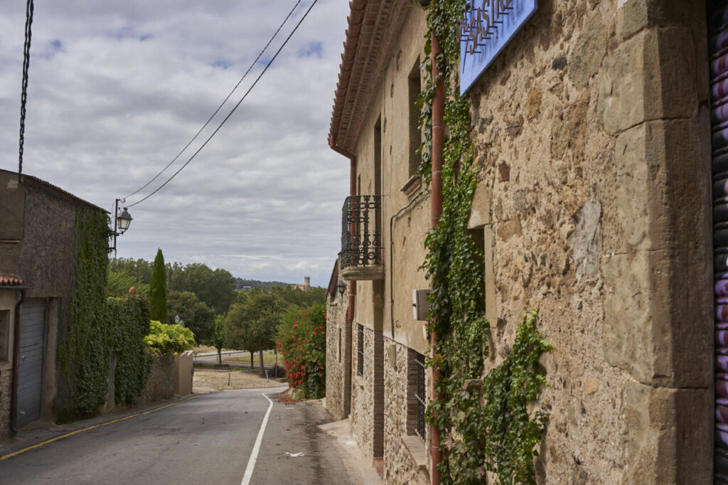 Peratallada: el pueblo medieval que detiene el tiempo en el Baix Empordà 12 Calle en un pueblo del Pirineo Catalán con edificios de piedra