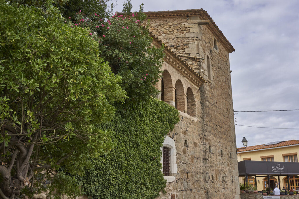 Peratallada: el pueblo medieval que detiene el tiempo en el Baix Empordà 7 Vista de un edificio antiguo rodeado de vegetación en los Pirineos