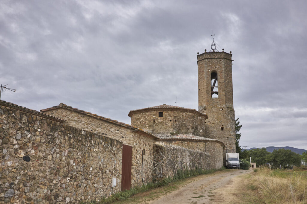 Peratallada: el pueblo medieval que detiene el tiempo en el Baix Empordà 6 Iglesia con torre en el Pirineo Catalán bajo un cielo nublado
