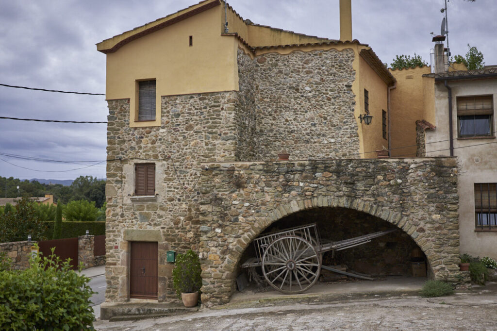 Peratallada: el pueblo medieval que detiene el tiempo en el Baix Empordà 4 Casa de piedra en el Pirineo Catalán con un carro antiguo
