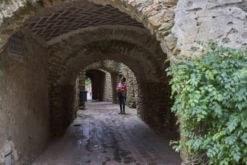 Peratallada: el pueblo medieval que detiene el tiempo en el Baix Empordà 3 Pasaje de Oliva en el Pirineo Catalán con una persona mirando hacia arriba