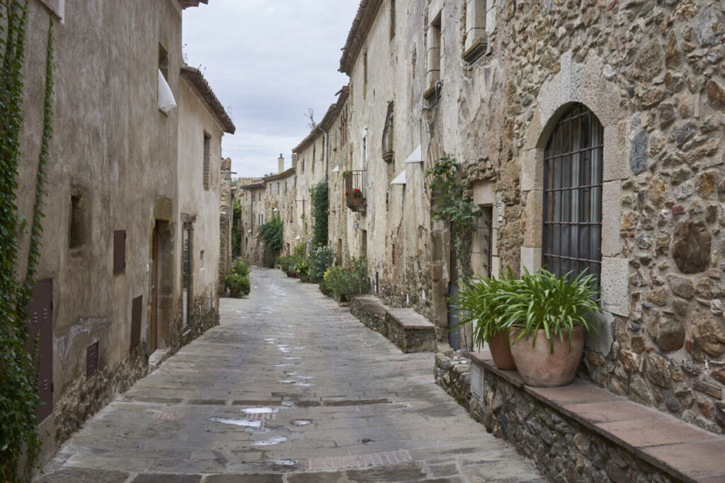 Peratallada: el pueblo medieval que detiene el tiempo en el Baix Empordà 2 Calle empedrada en un pueblo del Pirineo Catalán con casas de piedra