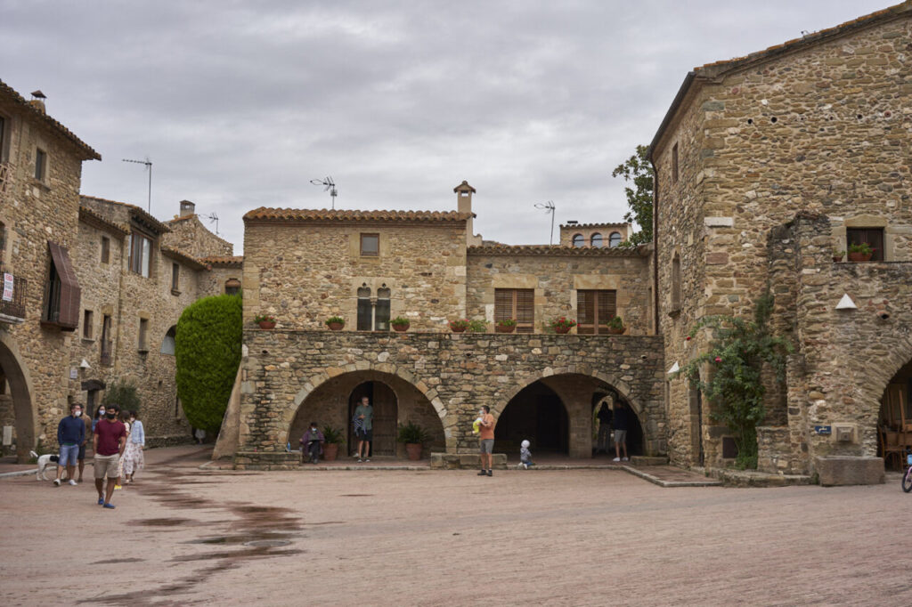 Peratallada: el pueblo medieval que detiene el tiempo en el Baix Empordà 5 Plaza con edificios de piedra en el Pirineo catalán