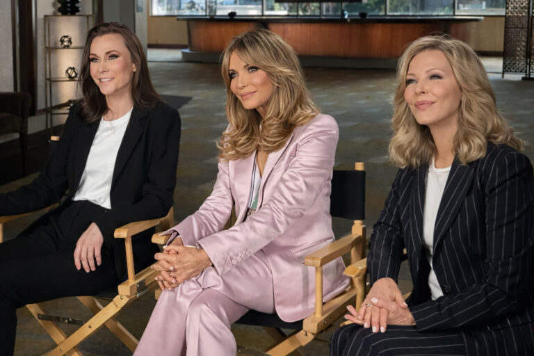 Tres mujeres sentadas en sillas de director durante una entrevista