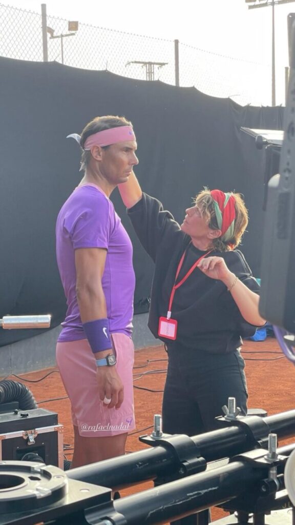 Ilustradora Magda Trobat trabajando en su estudio con pinceles y acuarelas