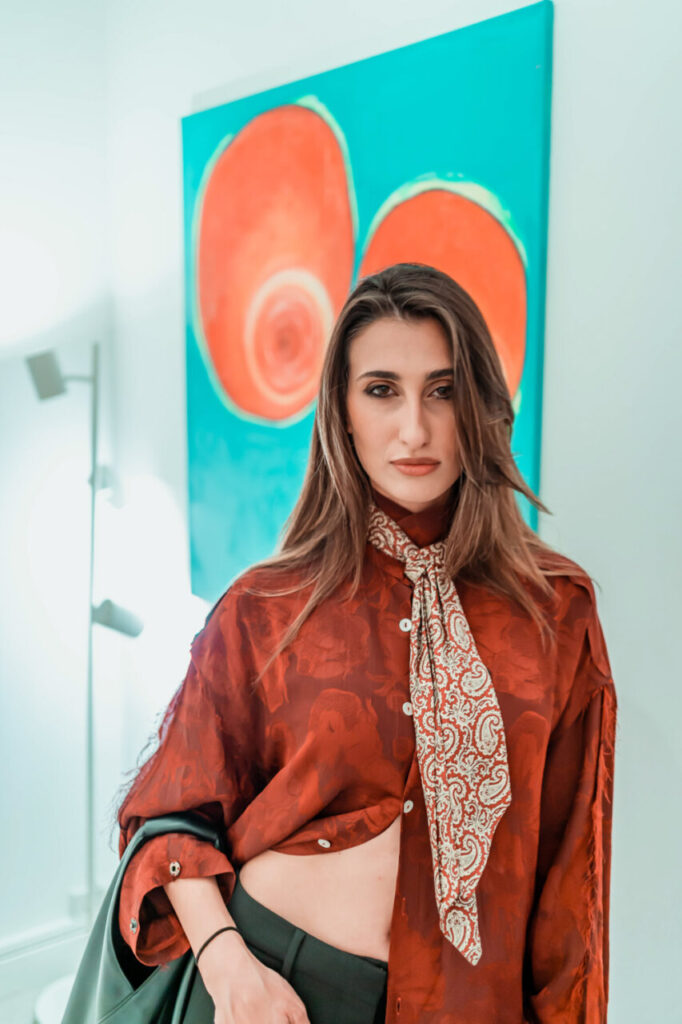 Mujer posando con arte contemporáneo de fondo en La Bibi Gallery.