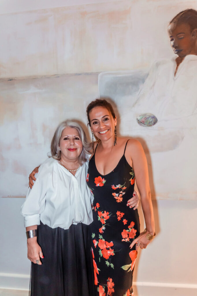 Dos mujeres sonrientes en una cena privada en La Bibi Gallery