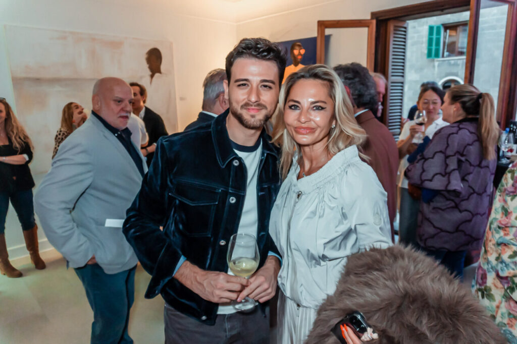 Asistentes disfrutando de una cena en La Bibi Gallery en Palma