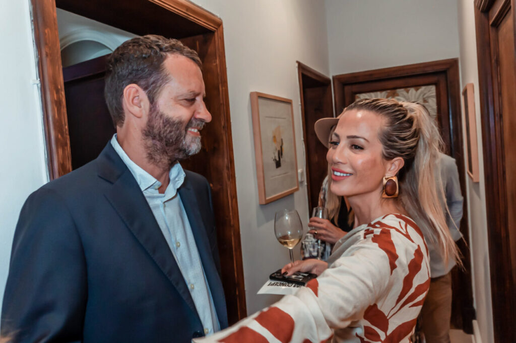 Asistentes conversando en La Bibi Gallery durante un evento artístico