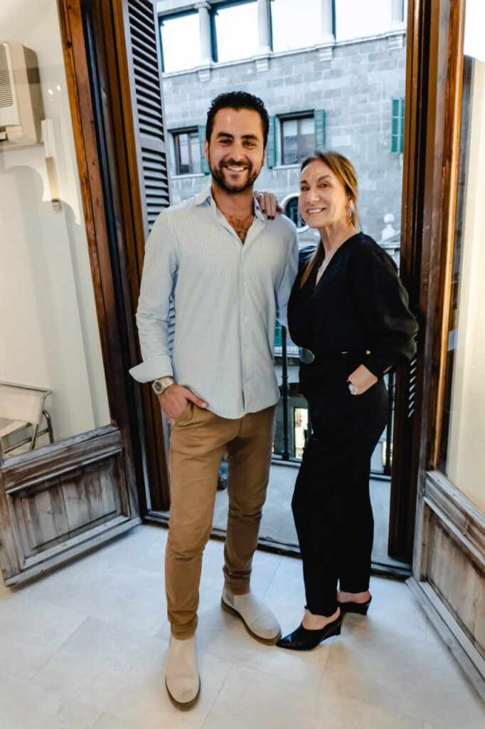 Dos personas posando en La Bibi Gallery durante un evento artístico