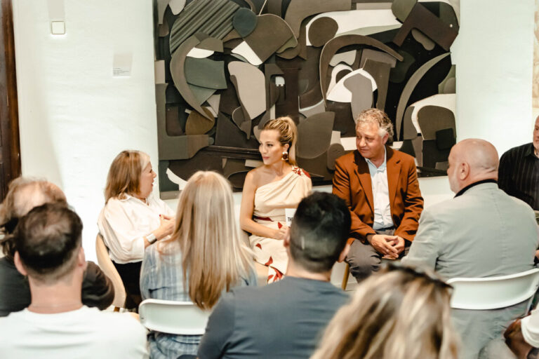 Asistentes conversando en La Bibi Gallery durante un evento artístico