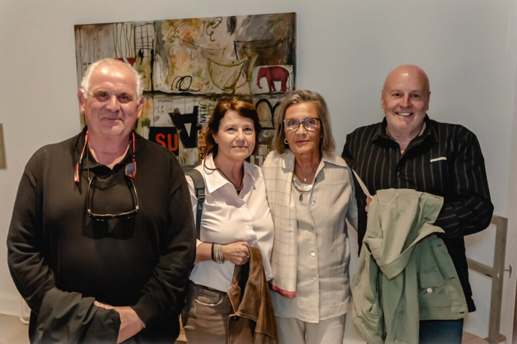 Asistentes en una cena privada en La Bibi Gallery con arte contemporáneo