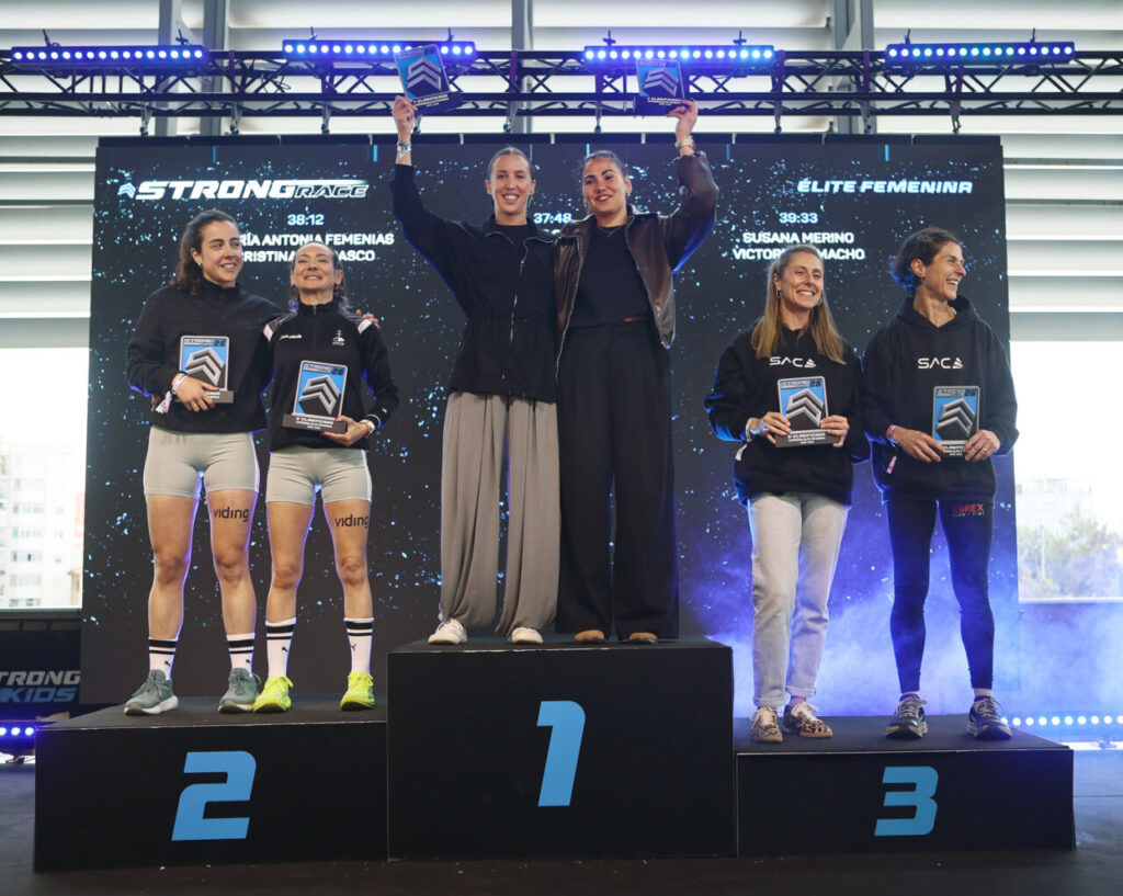 Atletas en el podio de la categoría élite femenina de la Strong Race 2026