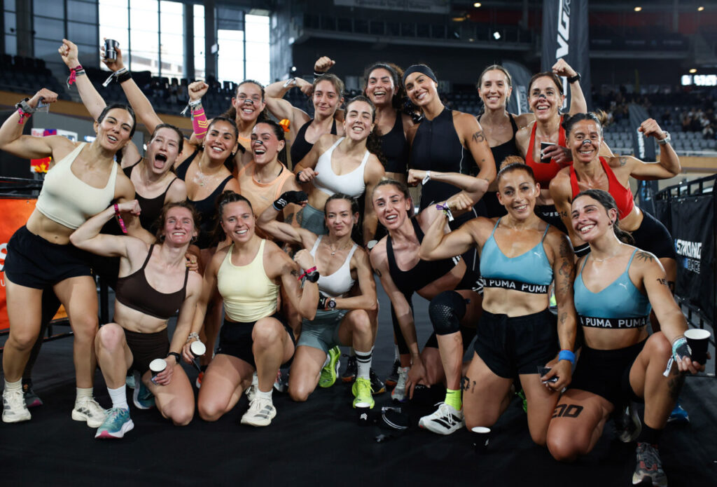 Grupo de mujeres sonriendo y mostrando fuerza en la Strong Race 2026.